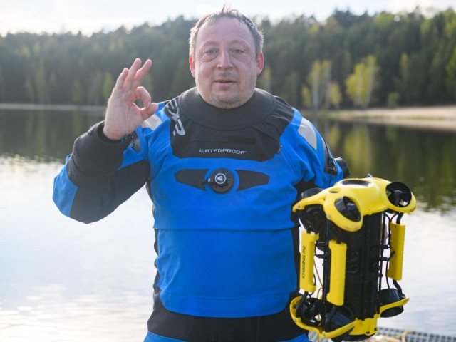 Водонепроницаемый телефон подняли со дна Волкушинского карьера и отдали хозяину