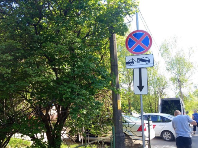 Дорожные знаки в Волоколамске освободили от веток деревьев