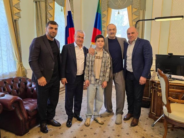 Спасшему ребенка школьнику из Домодедова подарили перчатки чемпиона UFC Ислама Махачева