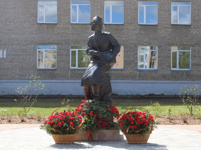 В Пушкинской больнице открыли сквер и памятник женщине-санинструктору