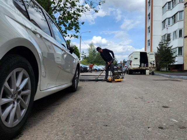 Дорожные рабочие заделали ямы во дворах на улице Ломоносова в Домодедове