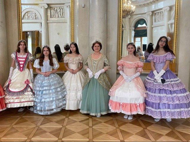Школьники из Лыткарина поучаствовали в костюмированном бале XIX века