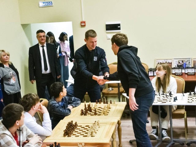 Международный гроссмейстер провел сеанс одновременной игры в Балашихе