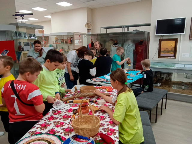 Лобненские школьники превратились в купцов на старинной ярмарке
