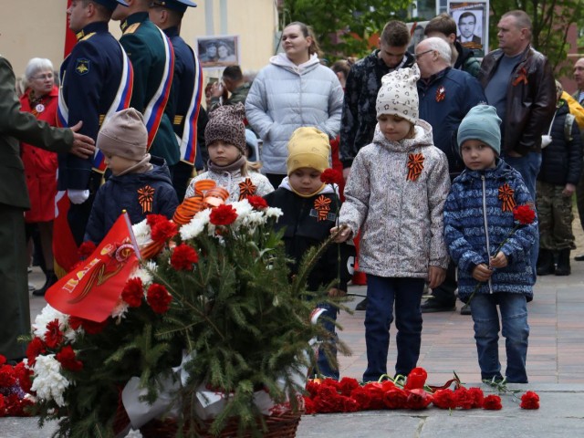 Жители Воскресенска возложили цветы к Вечному огню