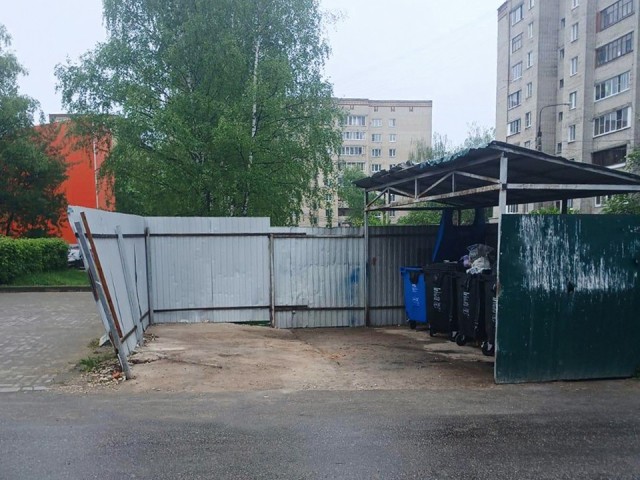 Мусорную площадку в Белоозерском завалили матрасами