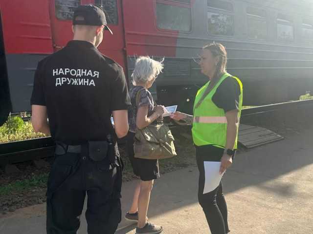 На станции Истра раздали 100 листовок с правилами поведения у железной дороги