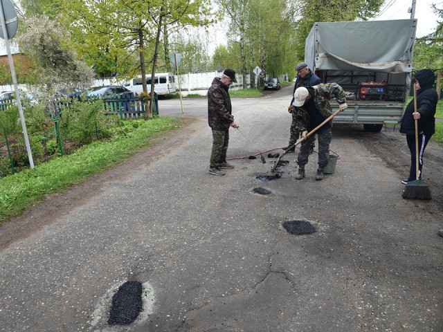 На улице Калинина заасфальтировали 13 ям