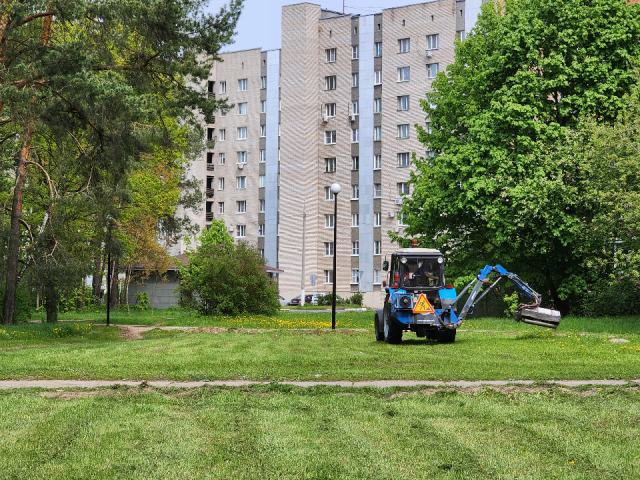 В Протвине на территории «лощины» начали косить траву