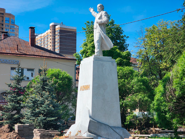 В сквере у корпорации «Энергия» обновляют памятник Ленину