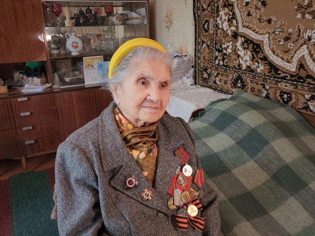 Именную табличку установили на доме участницы Великой Отечественной войны Ольги Захаровой