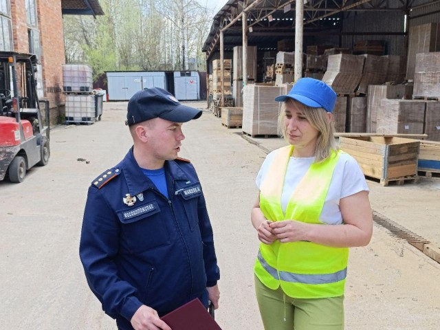 Пожарные провели инструктаж на производстве поддонов в Волоколамске