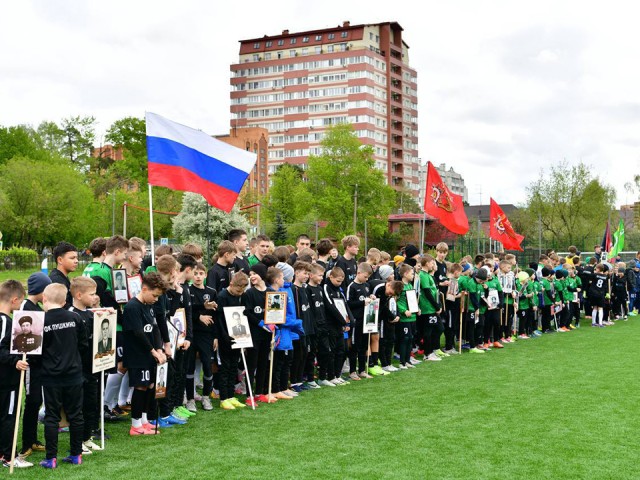 Футболисты вышли на поле в Пушкино с портретами своих родственников-фронтовиков