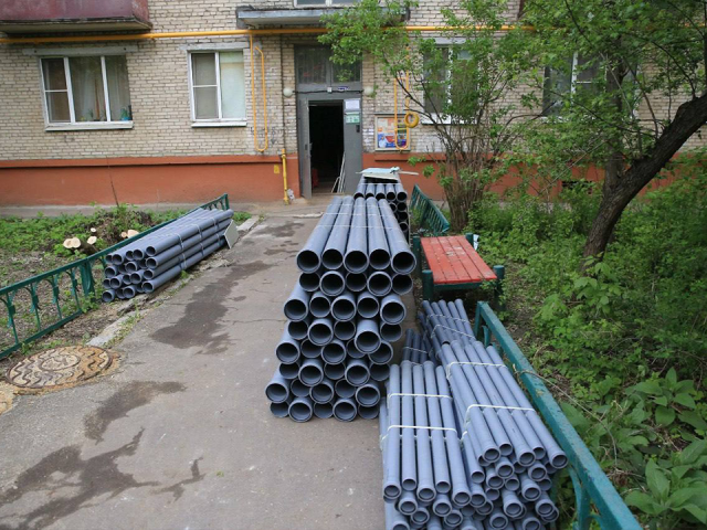 Глава Долгопрудного спустился в подтопленный подвал дома на улице Циолковского