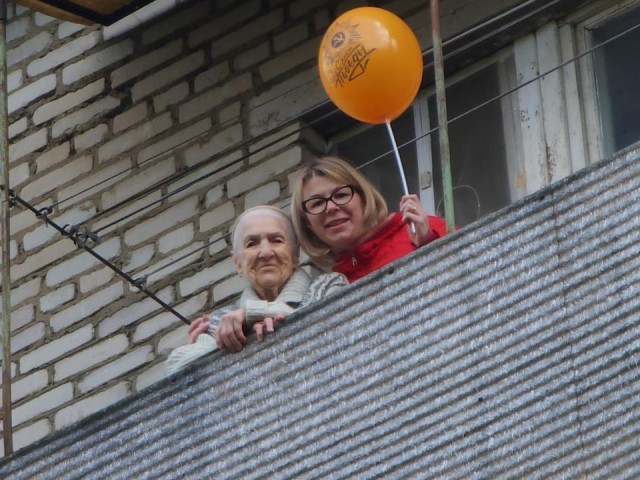 Концерт под окнами героя: в Лосино-Петровском поздравили ветерана с Днем Победы