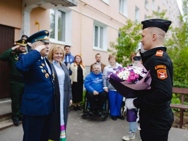 В Клину ветерана Великой Отечественной войны поздравили парадом у дома