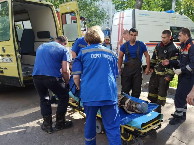 В Пересвете спасатели помогли медикам транспортировать пенсионерку с кровотечением