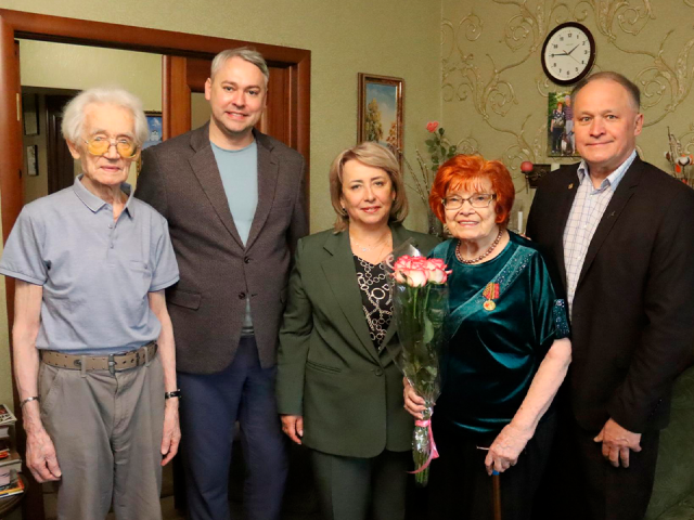 Коломенский ГСГУ поздравил ветеранов-преподавателей Аникиных с 80-летием Победы