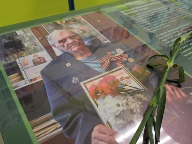 В честь ветерана, который не дожил до 80-летия Великой Победы, установили «Парту Героя»