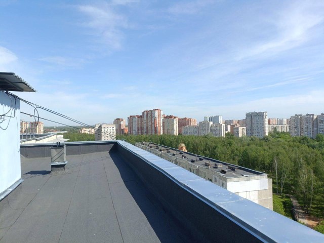 На улице Солнечной в Балашихе отремонтировали кровлю многоэтажки