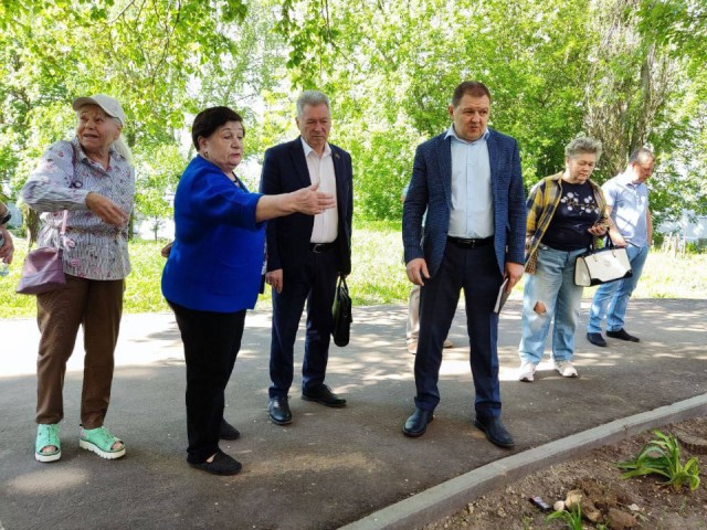 Жителям Лыткарина пообещали и ремонт крыши, и грунт для цветов