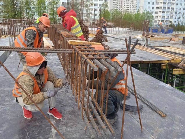 Залить перекрытия  между детсадом и школой готовятся на стройке в Краснознаменске