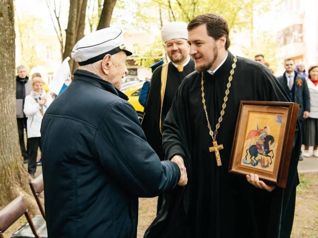 Ветерана с Днем Победы поздравили представители Пушкинского благочиния