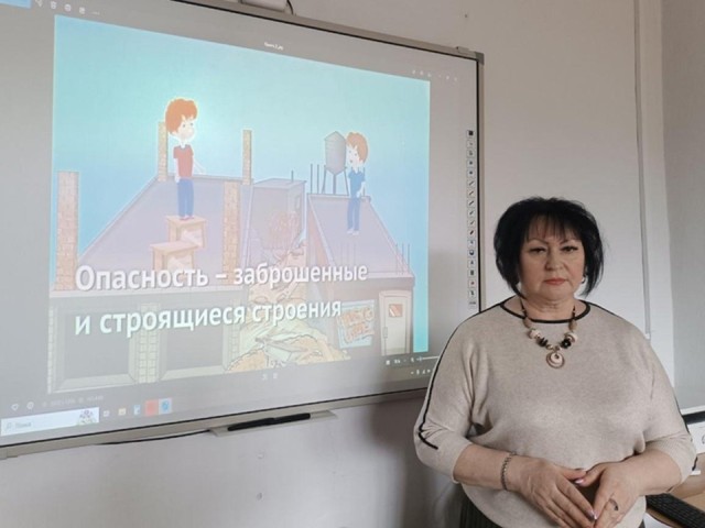 Студентам Павловского Посада рассказали о рисках проникновения в аварийные здания