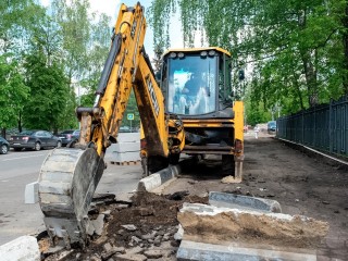 У Дворца культуры «Мир» начали ремонтировать дорогу