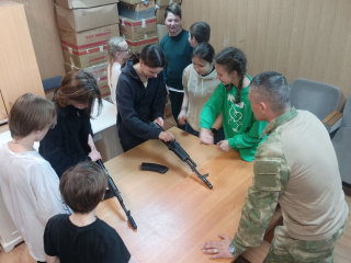 Ребята «Бронницкой казачьей сотни» доводят до автоматизма навыки сборки автомата Калашникова