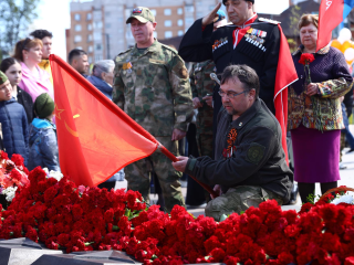 Тысячи жителей возложили цветы к Вечному огню в Раменском