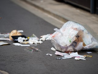 В Запрудне на Первомайской дама устроила водопад из помоев