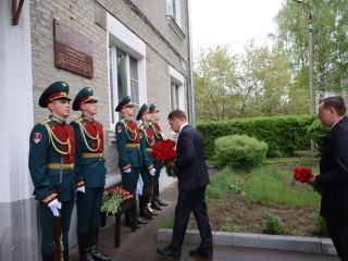 Мемориальную доску участнику СВО Сергею Бажулу открыли в Балашихе