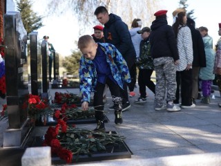 В Чехове возложили цветы к воинским мемориалам