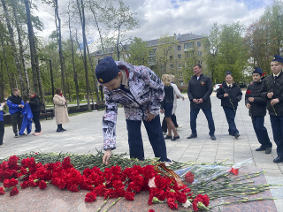 К мемориалу «Скорбящая мать» в Долгопрудном возложили цветы в честь павших защитников