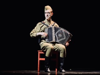 Последний аккорд: во Дворце «Победа» завершился показ спектакля о войне «Костюм отца»