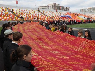 На стадионе «Луч» развернули полотно с 9211 именами погибших фронтовиков