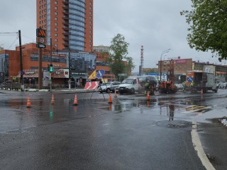 Новое тросовое ограждение сделает движение на улице Талсинской более безопасным