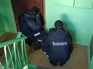 Спасатели в Можайске вскрыли дверь к пенсионерке, пролежавшей без помощи несколько дней
