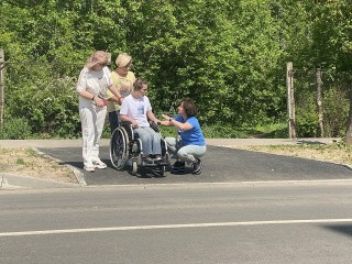 В Пушкино проинспектировали новый тротуар на доступность для инвалидов-колясочников
