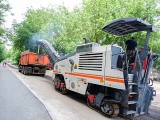 Во дворе на Советской улице обновляют дорожное полотно