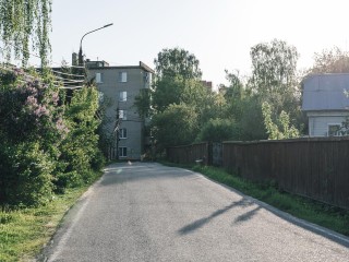 По просьбам жителей в Краснознаменском обновят входную группу и заделают ямы