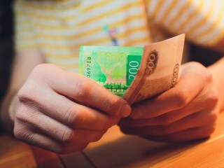 В Балашихе подростки забросали деньгами прохожих