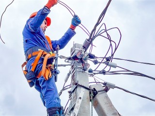 Экстренные службы восстанавливают поврежденную воздушным шаром ЛЭП в Истре