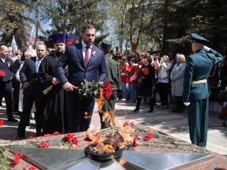 Чеховцы почтили память солдат-победителей у Вечного огня и на городском кладбище