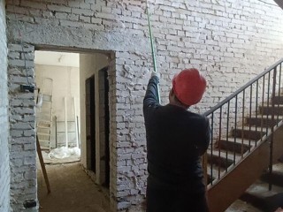 В Королеве начали штукатурить стены и класть перегородки в детсаду при лицее №5
