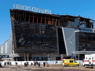 Подростки устроили «шоу» с огнетушителем в сгоревшем «Крокусе»