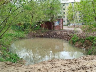 В Супоневском лесопарке возле водоема убрали мусор