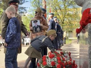 Жители Раменского почтили память воинов в сквере имени генерала Харазия и возложили цветы