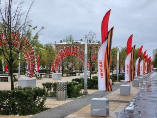 Световые арки и флаги смонтировали перед 9 мая на центральной площади Королева
